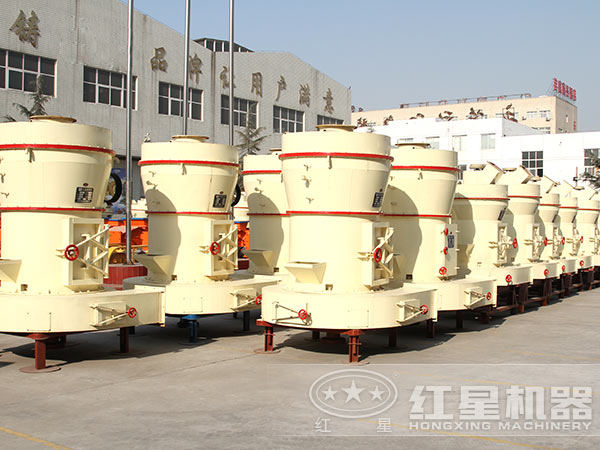 廠區擺放整齊的磨粉設備 廠區擺放整齊的磨粉設備