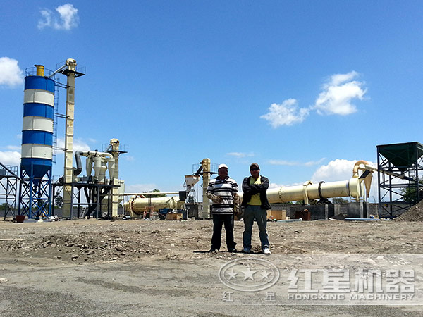 干式球磨機(jī)磨粉現(xiàn)場(chǎng) 干式球磨機(jī)磨粉現(xiàn)場(chǎng)