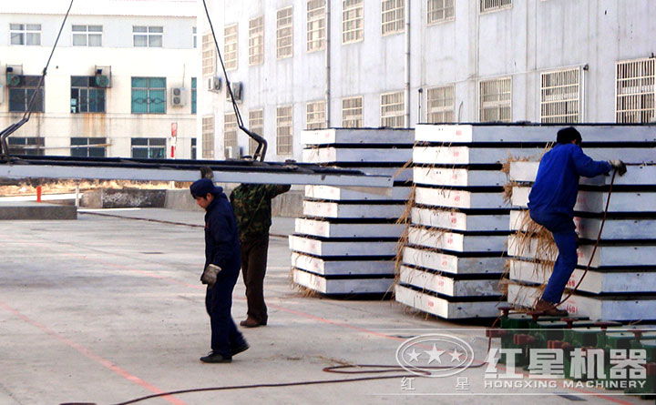 廠區擺放床面的作業人員 廠區擺放床面的作業人員