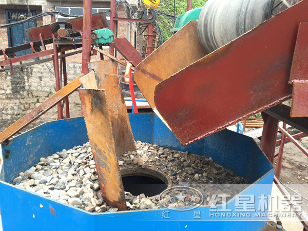 鵝卵石制沙機作業(yè)現(xiàn)場
