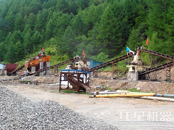 正在作業(yè)的石料制沙機 正在作業(yè)的石料制沙機