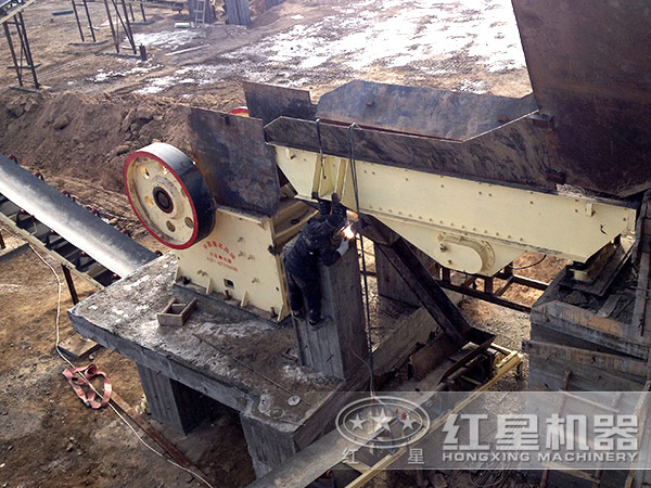 正在調試的振動給料機 正在調試的振動給料機