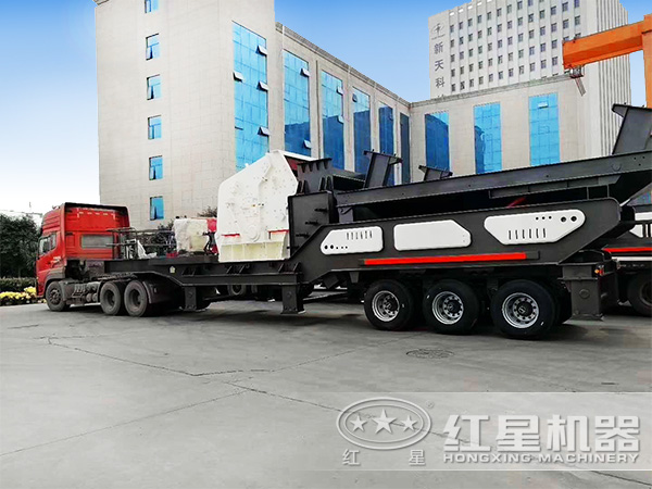 時(shí)產(chǎn)200噸移動(dòng)破碎站生產(chǎn)線發(fā)貨現(xiàn)場(chǎng) 時(shí)產(chǎn)200噸移動(dòng)破碎站生產(chǎn)線發(fā)貨現(xiàn)場(chǎng)