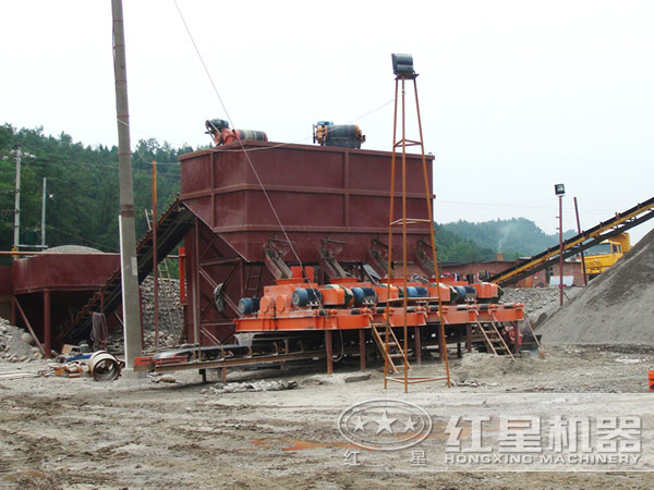 對(duì)輥式破碎機(jī)實(shí)戰(zhàn)現(xiàn)場(chǎng) 對(duì)輥式破碎機(jī)實(shí)戰(zhàn)現(xiàn)場(chǎng)