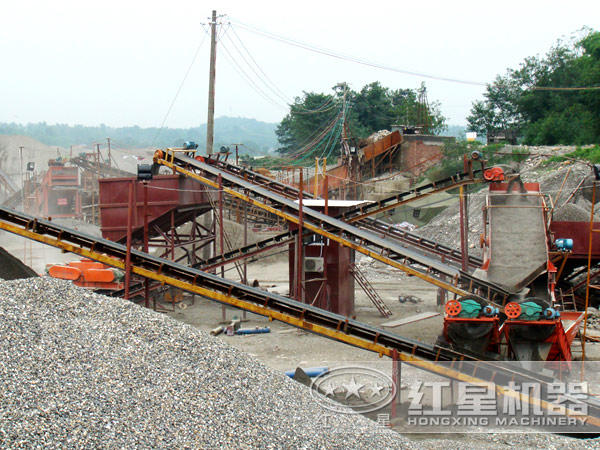 生產(chǎn)線中的對(duì)輥式破碎機(jī) 生產(chǎn)線中的對(duì)輥式破碎機(jī)