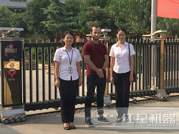 來(lái)廠參觀、咨詢?cè)O(shè)備的客戶 來(lái)廠參觀、咨詢?cè)O(shè)備的客戶