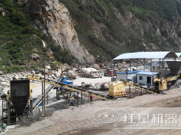 時產150噸石料制砂作業現場 時產150噸石料制砂作業現場
