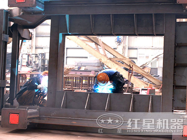 正在生產車載流動破石機的作業(yè)人員 正在生產車載流動破石機的作業(yè)人員