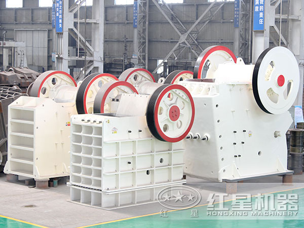 車間擺放的不同類型、型號的顎破 車間擺放的不同類型、型號的顎破