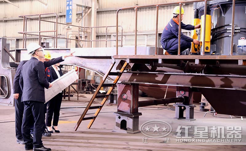 技術(shù)人員指導(dǎo)工人安裝、調(diào)試移動(dòng)破 技術(shù)人員指導(dǎo)工人安裝、調(diào)試移動(dòng)破