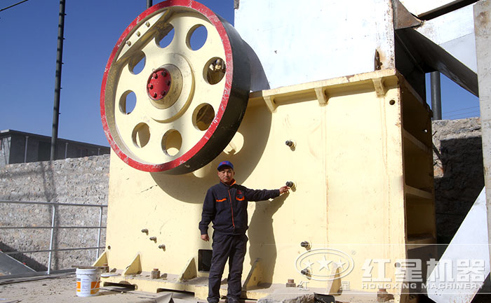 大型碎石機作業(yè)現(xiàn)場 大型碎石機作業(yè)現(xiàn)場