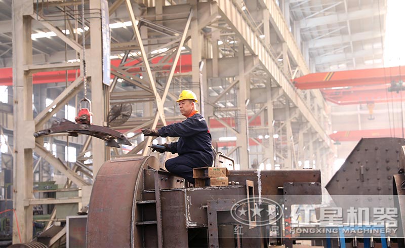 正在生產(chǎn)車間作業(yè)的技術(shù)人員 正在生產(chǎn)車間作業(yè)的技術(shù)人員