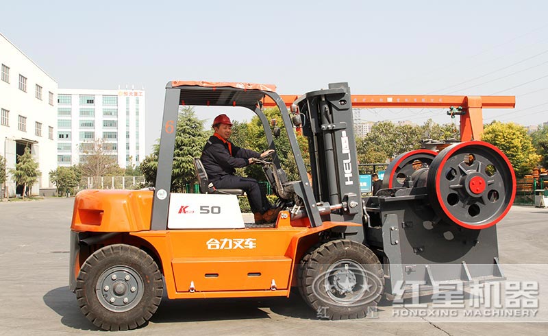 準(zhǔn)備裝車發(fā)貨的砂石破碎機(jī) 準(zhǔn)備裝車發(fā)貨的砂石破碎機(jī)