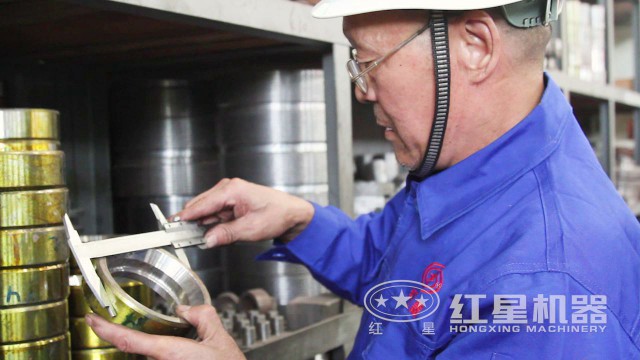 對(duì)配件尺寸進(jìn)行檢測(cè) 對(duì)配件尺寸進(jìn)行檢測(cè)