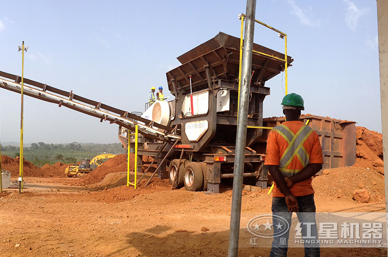 顎式移動破碎機作業現場 顎式移動破碎機作業現場