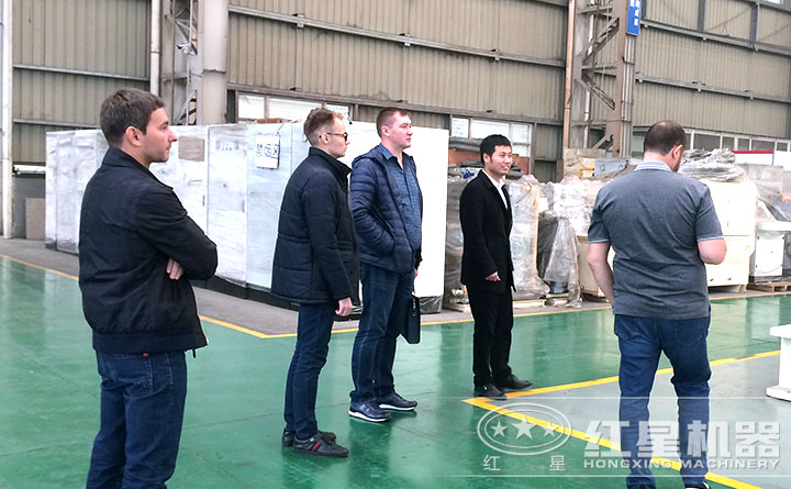 參觀生產車間及設備的用戶 參觀生產車間及設備的用戶