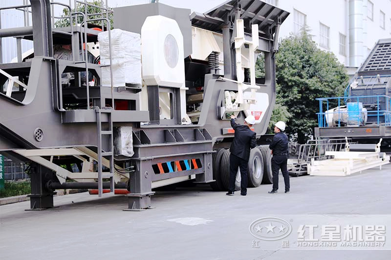 客戶參觀移動式煤矸石制砂機廠區,經理為其介紹設備 客戶參觀移動式煤矸石制砂機廠區,經理為其介紹設備