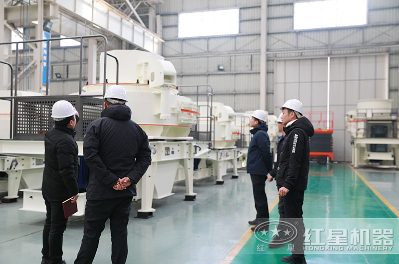 客戶來(lái)廠考察石頭碎砂加工設(shè)備 客戶來(lái)廠考察石頭碎砂加工設(shè)備